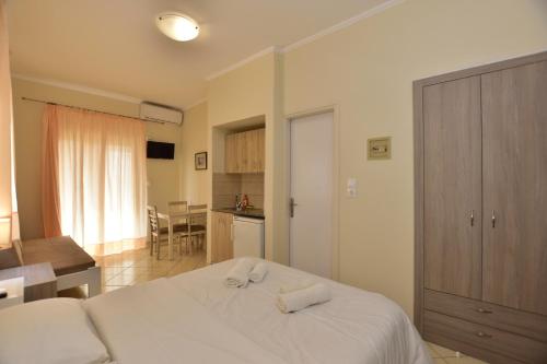 Katil atau katil-katil dalam bilik di Flisvos Rooms