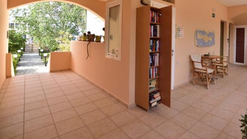 Perpustakaan di apartmen