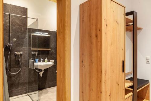 een badkamer met een douche en een wastafel bij Gamsberg in Obernberg am Brenner