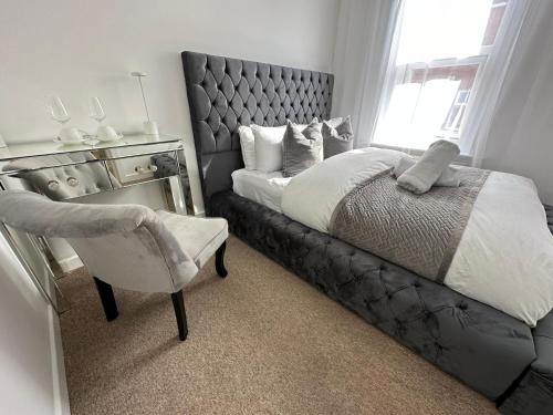 - une chambre avec un lit, une chaise et une fenêtre dans l'établissement The smaller new refurbished room 5 min from beach/parking in Guests house., à Bournemouth