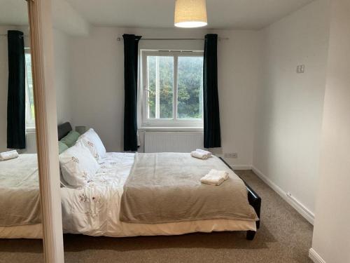 sypialnia z łóżkiem z lustrem i oknem w obiekcie Infiniti properties w Aberdeen