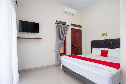 Un pat sau paturi într-o cameră la RedDoorz @ Jalan Urip Sumoharjo Lampung 2