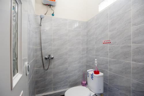 ein Bad mit einer Dusche und einem WC. in der Unterkunft RedDoorz @ Jalan Urip Sumoharjo Lampung 2 in Lampung