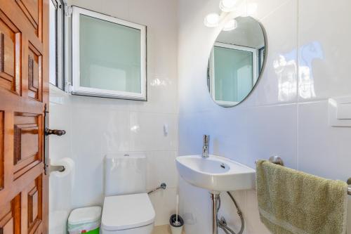 y baño con lavabo, aseo y espejo. en Cap d'or house en Moraira