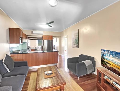Dapur atau dapur kecil di Picnic Bay Apartments Unit 4