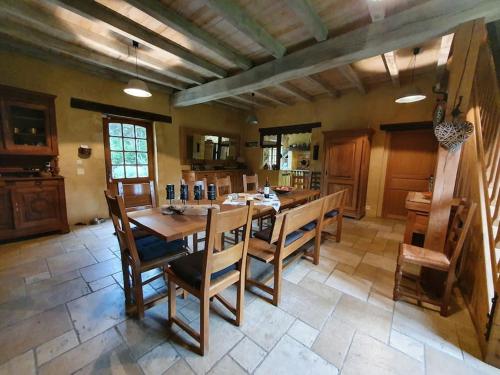 une grande cuisine avec une table et des chaises en bois dans l'établissement Villa spacieuse avec piscine chauffée, à coté de Sarlat, à Carmensac