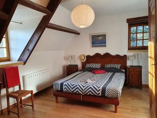 une chambre avec un lit et un lustre dans l'établissement Villa spacieuse avec piscine chauffée, à coté de Sarlat, à Carmensac