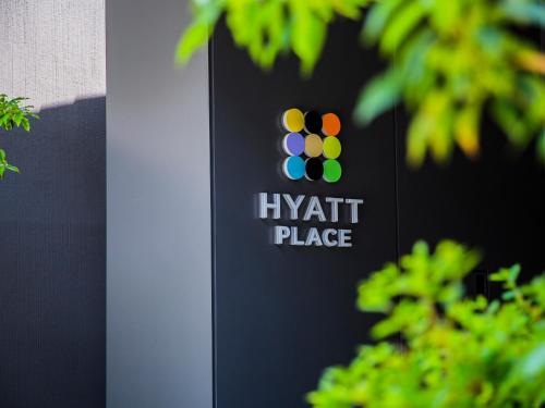ein Hyatt-Platzschild an der Seite eines Gebäudes in der Unterkunft Hyatt Place Kyoto in Kyoto