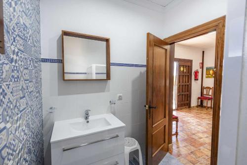 a bathroom with a sink and a mirror at Casa Rural Casita de la Cantera in La Lantejuela
