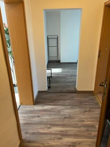 un couloir vide menant à une chambre dans l'établissement Monteurwohnung in Halle Saale, à Halle-sur-Saale