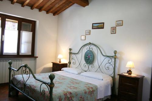 - une chambre avec un lit et 2 tables de nuit avec des lampes dans l'établissement Molin vecchio, à Foiano della Chiana