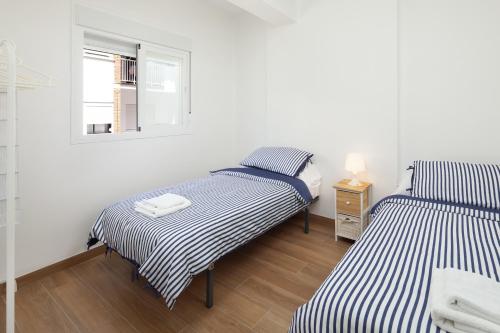 מיטה או מיטות בחדר ב-Apartamento Torre del Mar