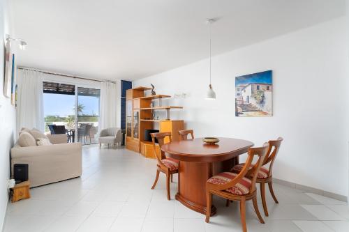 Una cocina y una sala de estar con mesa y sillas. en Vila Gaivota 1C, en Ferragudo