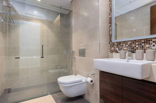 Bilik mandi di Spacious Minimalistic Studio