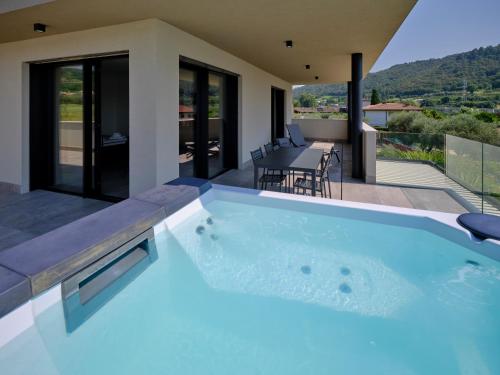 una piscina en medio de una casa en ApartmentsGarda - Aurora Deluxe, en Garda