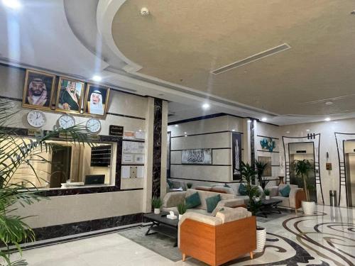 a living room with a couch and a mirror at ديار المشاعر للشقق المخدومة Diyar Al Mashaer For Serviced Apartments in Mecca