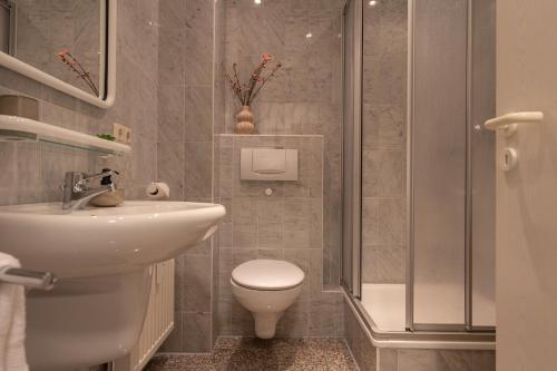 a bathroom with a toilet and a sink and a shower at ST33-22 - Appartement Typ D in Dorum Neufeld