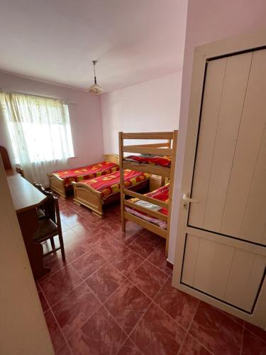 Zimmer mit 2 Etagenbetten und einer Tür in der Unterkunft Zoratc QARER in Sisian