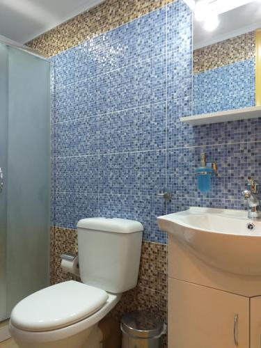 een badkamer met een toilet en een wastafel bij CityZen Rooms Chios in Chios