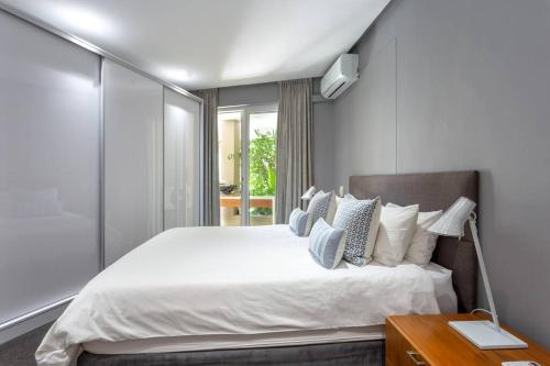 En eller flere senge i et værelse på Luxury Waterfront Canals Apartment