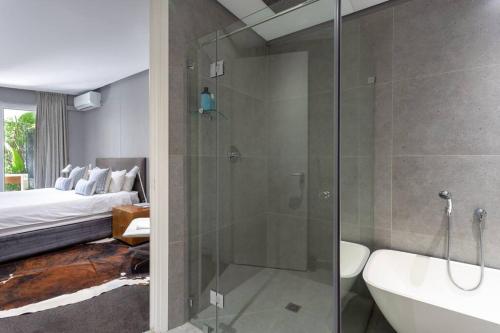 Et badeværelse på Luxury Waterfront Canals Apartment