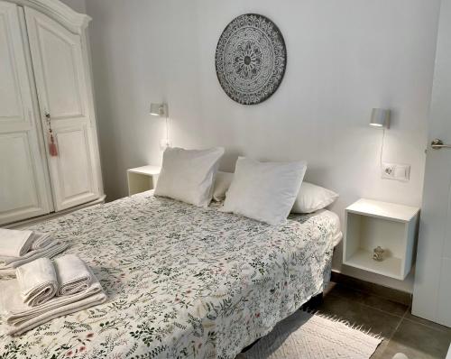 een slaapkamer met een bed met een bloemenbed bij La Casita en Benajarafe in Málaga