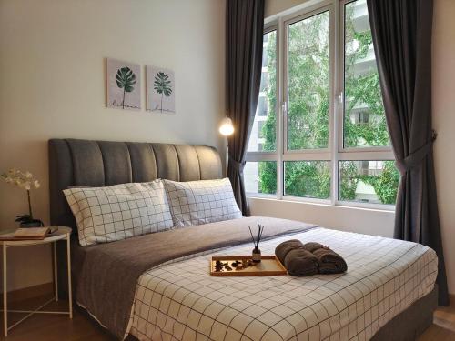 Un dormitorio con una cama con una bandeja de comida. en Perfect Rating Nexflix Jaya One Mall Seksyen 13 PJ en Petaling Jaya