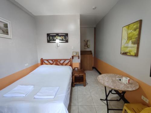 Habitación pequeña con cama y mesa en Mango House Apartments en Panglao