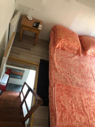 une chambre avec un canapé, une table et des escaliers dans l'établissement Studette avec extérieur climatisée, à Marseille