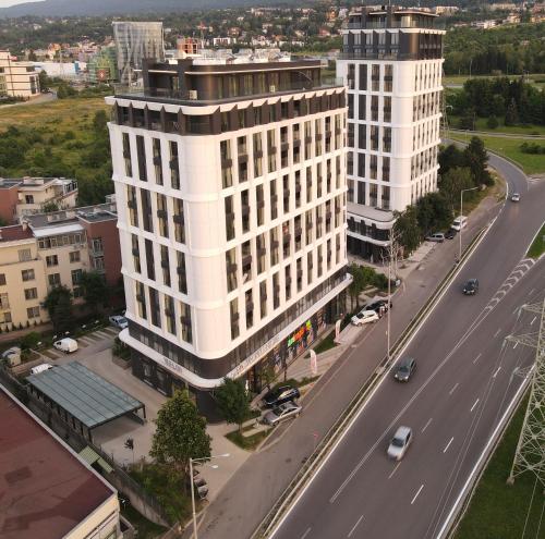 ソフィアにあるGreen Eyes Apartmentsの大きな白い建物の横の道路の空中風景