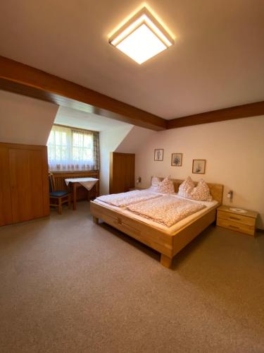ein Schlafzimmer mit einem großen Bett und einem Dachfenster in der Unterkunft Unterfuchs in Schladming