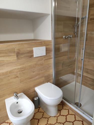 een badkamer met een toilet, een douche en een wastafel bij Affittacamere Esteban in Villa Opicina