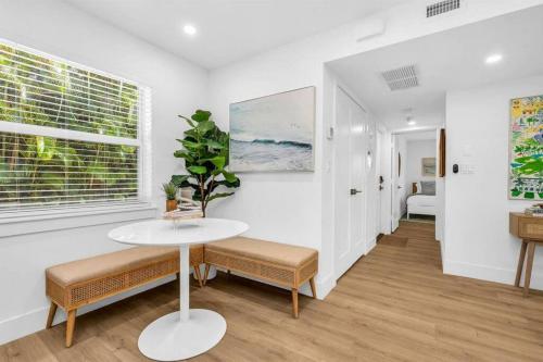Φωτογραφία από το άλμπουμ του Lux Beachside 2nd Floor Condo 3 Steps to the Beach! σε Juno Beach