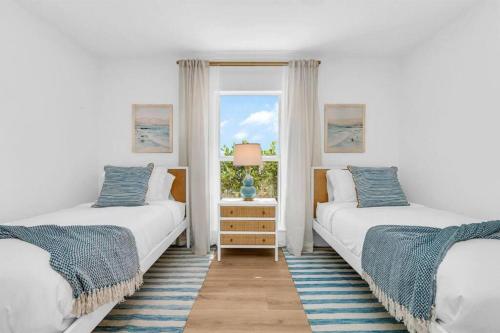 Ένα ή περισσότερα κρεβάτια σε δωμάτιο στο Lux Beachside 2nd Floor Condo 3 Steps to the Beach!