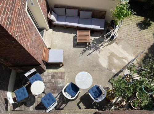 uma vista sobre um pátio com cadeiras e uma mesa em 2 Rooms, free Parking, 25 min to Düsseldorf, 150 Mbps WLAN em Duisburgo