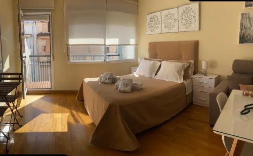 una camera da letto con un letto e due asciugamani di Boho Cruz Conde 3 a Cordoba