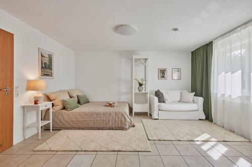 布亨的住宿－NEW-Mona - idyllisches Örtchen，客厅配有床和沙发