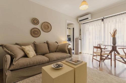 un salon avec un canapé et une table dans l'établissement LE LINDOS T2 PROCHE PLAGES, à Antibes