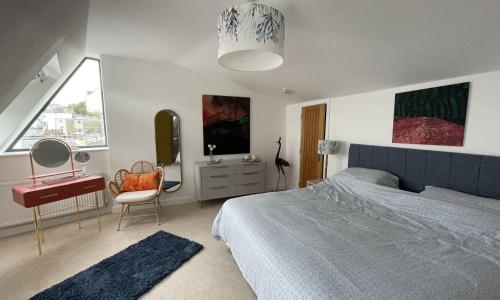 sypialnia z łóżkiem, biurkiem i lustrem w obiekcie 3 Ocean Gate w mieście Brixham