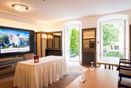 Телевизор и/или развлекательный центр в Schlosshotel Neufahrn