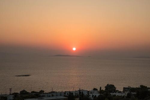 a sunset over the ocean with the sun in the sky at Saronicos Gulf View in Anavissos in Anavissos