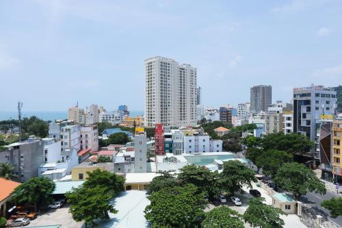 widok na miasto z wysokimi budynkami w obiekcie Diamond Hotel w mieście Vung Tau