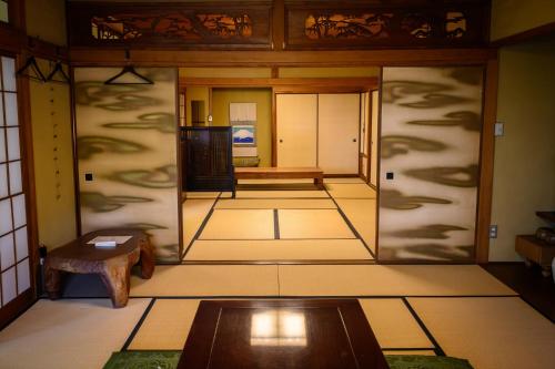 a japanese room with a table and a bench at 円山山荘 ～自然と調和し和の美を感じる至福の宿～ in Okayama