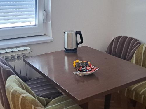 uma mesa com uma cafeteira em cima em L&M 2 Apartman em Bijeljina