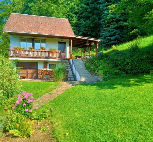 ein Haus mit einem Balkon und einem Hof in der Unterkunft Dobra Chata V Dobre in Frýdek-Místek