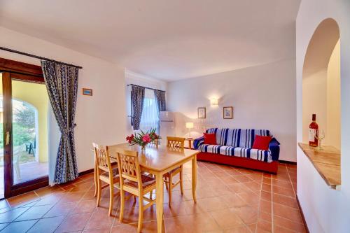 Ruang duduk di Villas with air conditioning and private outdoor area just a few minutes from La Pelosa