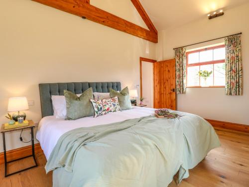 een slaapkamer met een groot wit bed en een raam bij Rowtor in Matlock