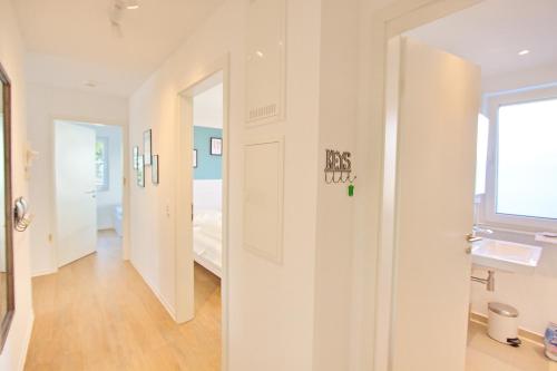 une chambre avec une porte blanche et une chambre dans l'établissement Weiße Villa Whg 5 inkl WLAN, à Grömitz