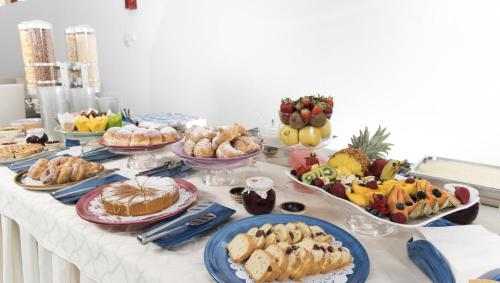 una mesa cubierta con muchos tipos diferentes de comida en Costa Makauda Residence, en Sciacca