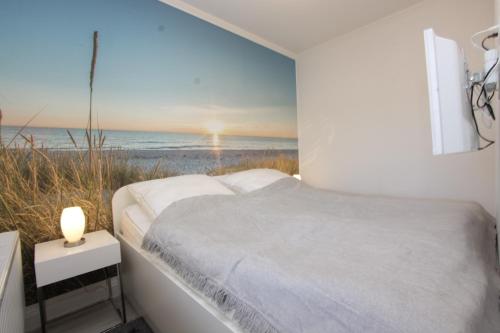 ein Schlafzimmer mit einem Bett und Meerblick in der Unterkunft Villa am Meer App 53 inkl WLAN in Grömitz